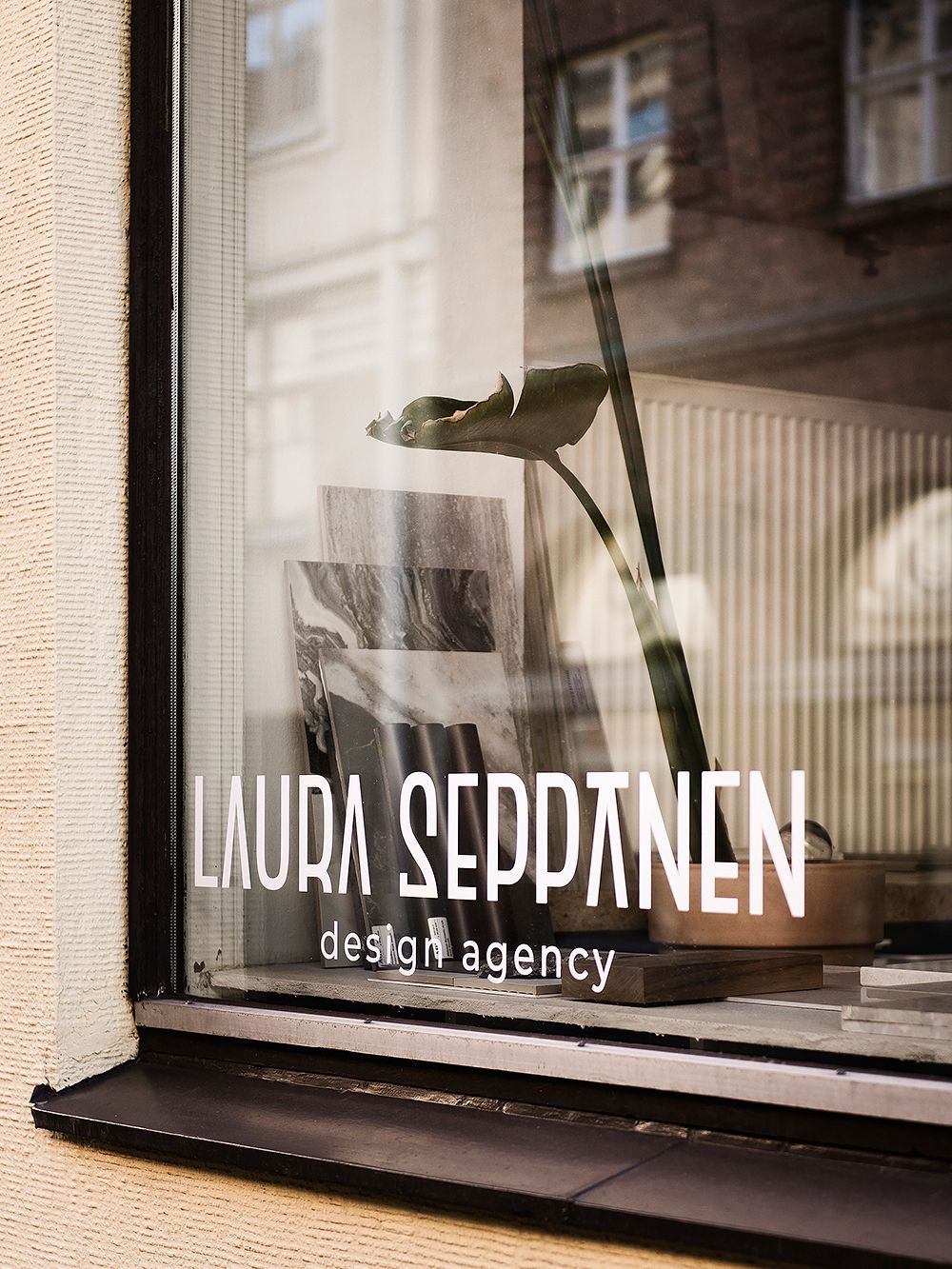 Laura Seppäsen suunnittelutoimiston ikkuna