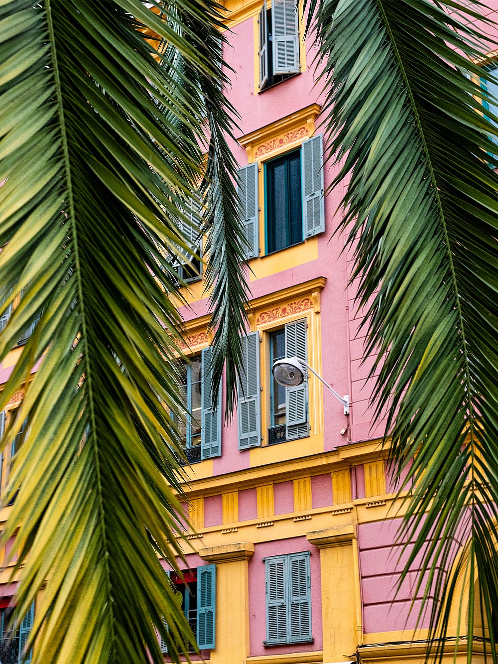 Nizzan satama-alueen värikkäitä rakennuksia