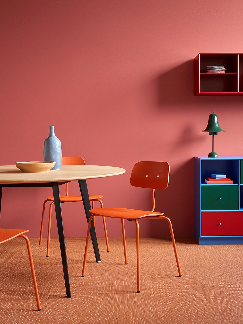 Kuva värikkäistä huonekaluista, jotka ovat Montana Furnituren valmistamia.