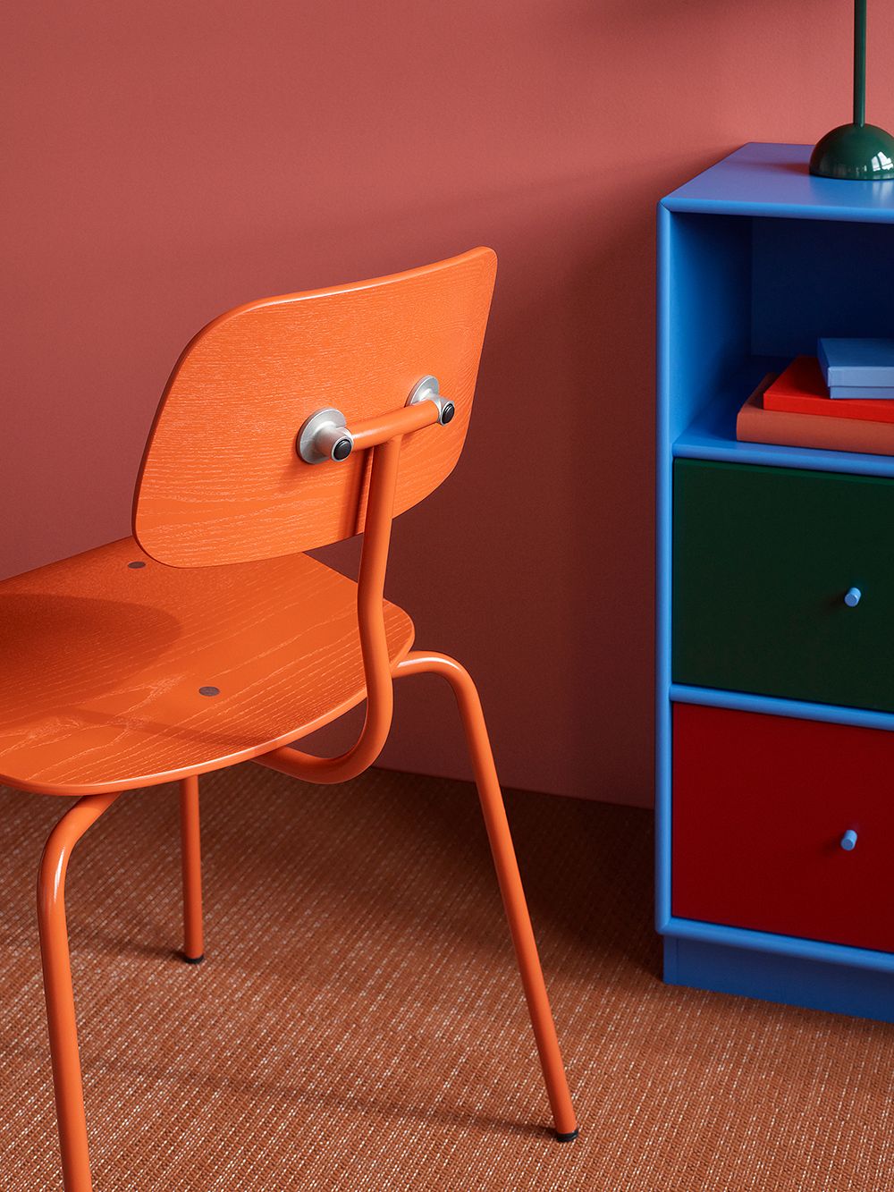 Kuva värikkäistä huonekaluista, jotka ovat Montana Furnituren valmistamia.