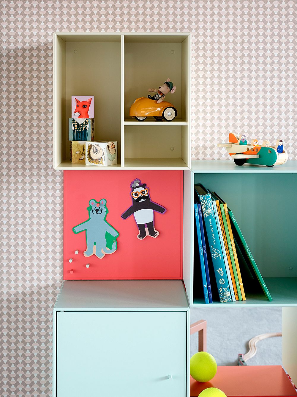 Kuva värikkäistä huonekaluista, jotka ovat Montana Furnituren valmistamia.