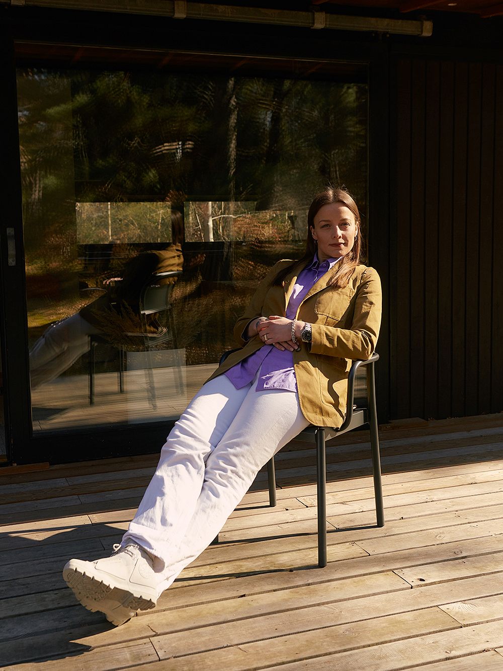 Kuva, jossa Muuton Design Manager Marie Hesseldahl kesämökkinsä terassilla.