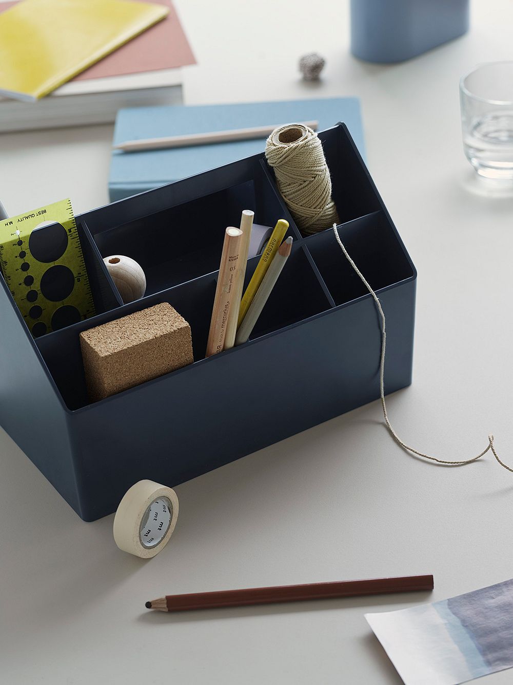 Kuva, jossa Muuton Sketch-työkalulaatikko pienillä tavaroilla täytettynä.