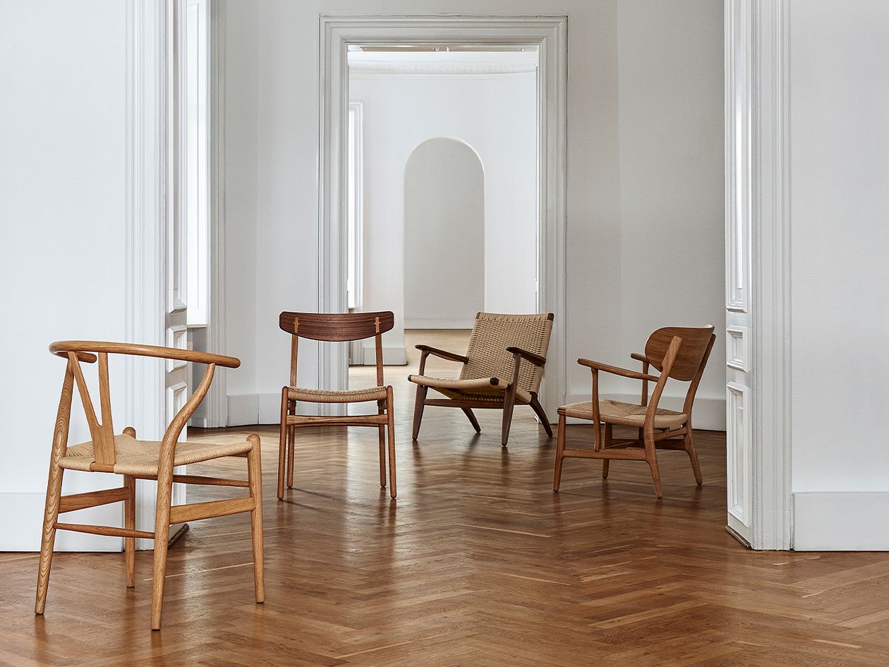 Kuva, jossa neljä Carl Hansen & Sønin tuolia esillä tyhjässä asunnossa.