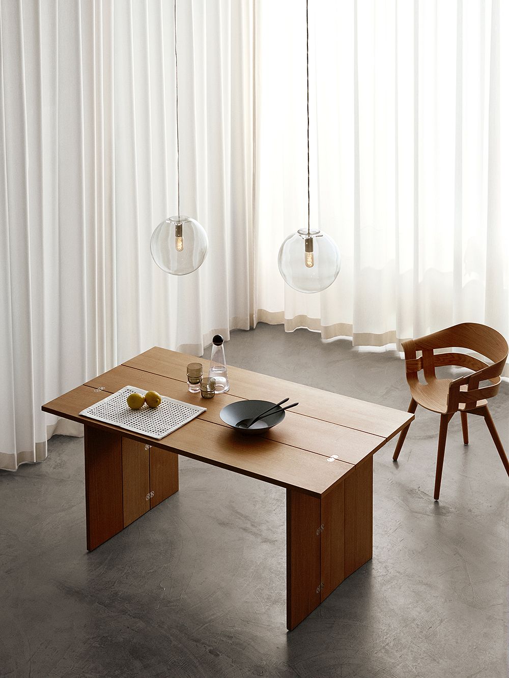Kuva, jossa Design house Stockholmin Flip-pöytä osana ruokailutilan sisustusta.