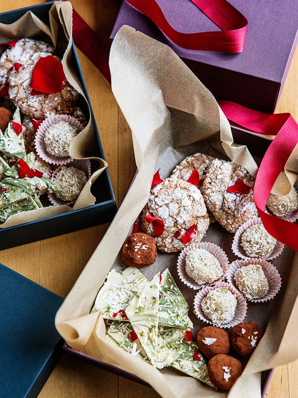 Itse tehty makeislajitelma: matcha-valkosuklaa, seesamitryffelit, kookos-mangotryffelit ja ghriba-pikkuleivät