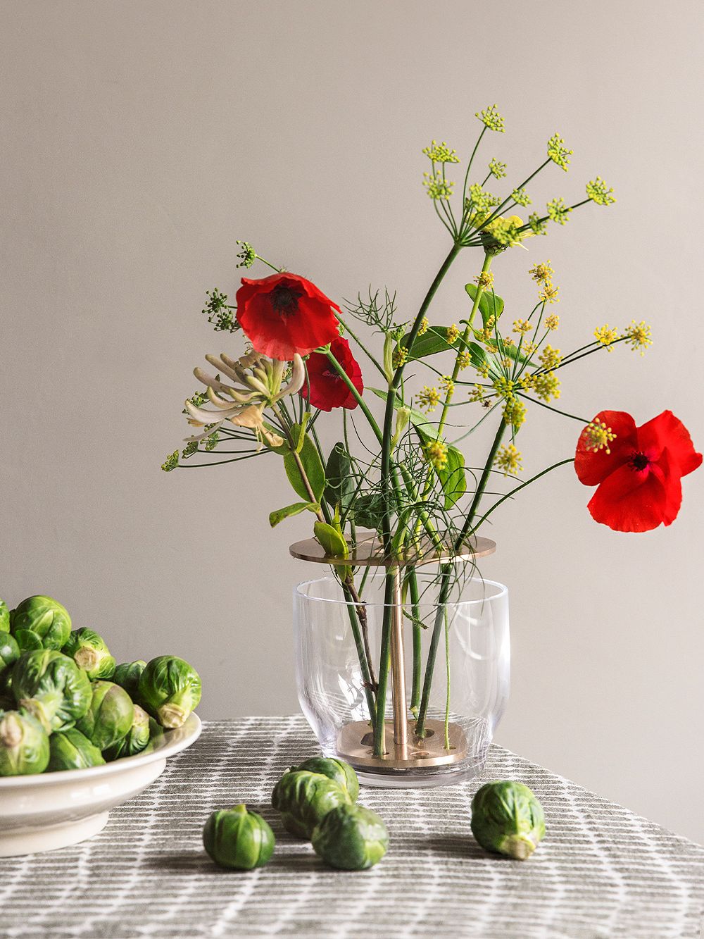 Fritz Hansenin pieni Ikebana-maljakko, unikoita ja ruusukaaleja