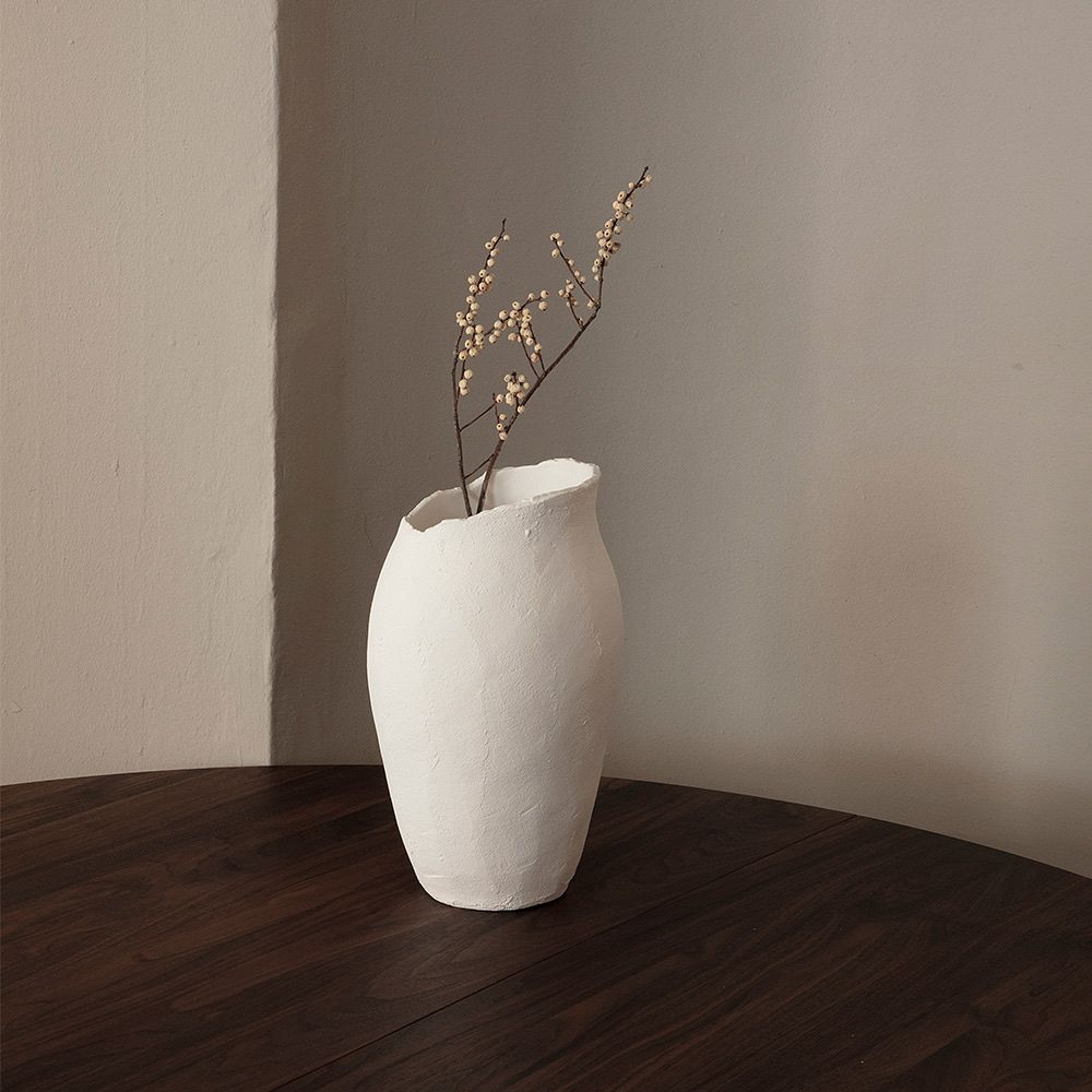 An image of SIbast's Magnolia vase placed on a table.