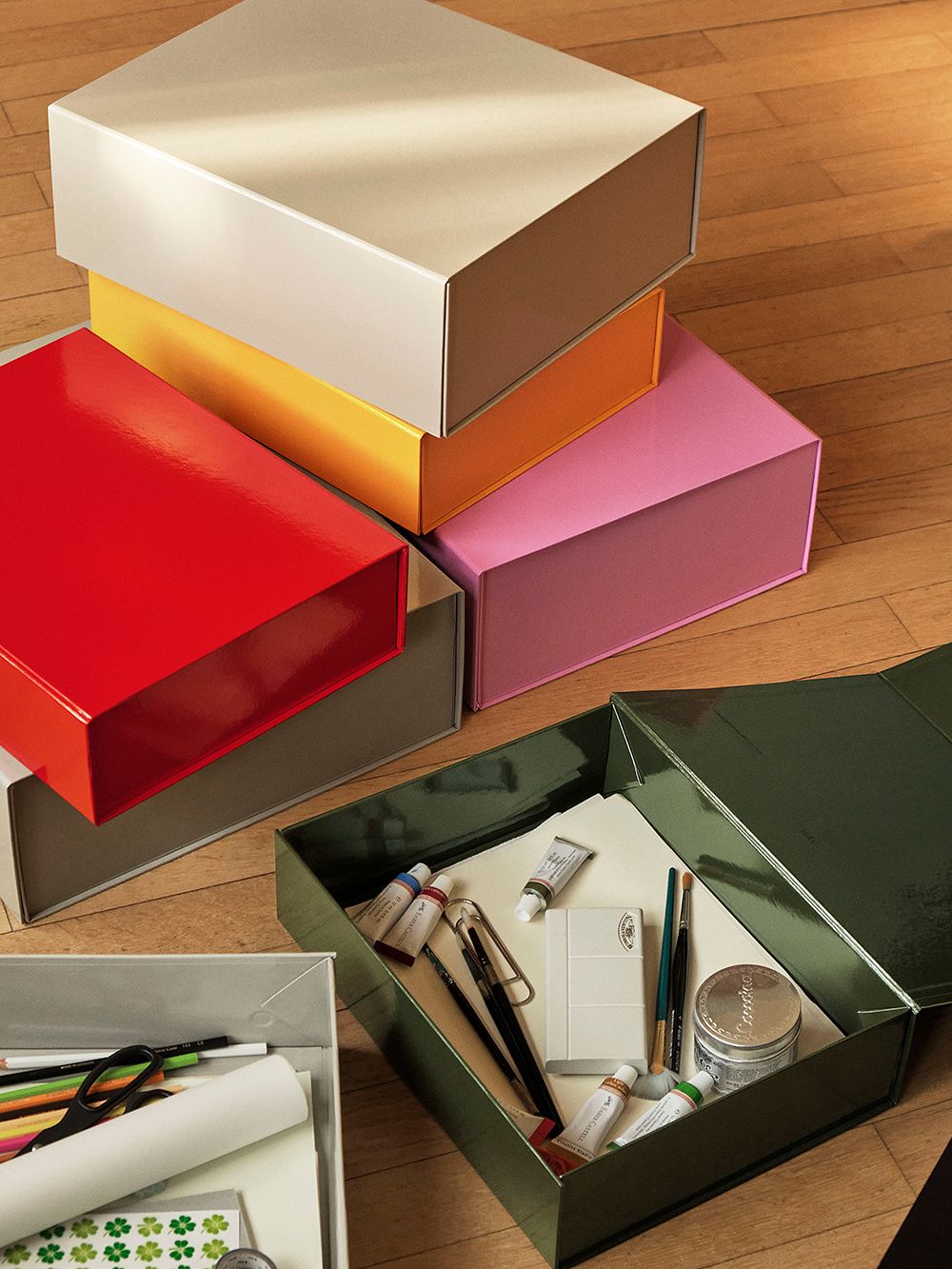 Kuva, jossa HAYn värikkäitä Colour Storage -säilytyslaatikoita.