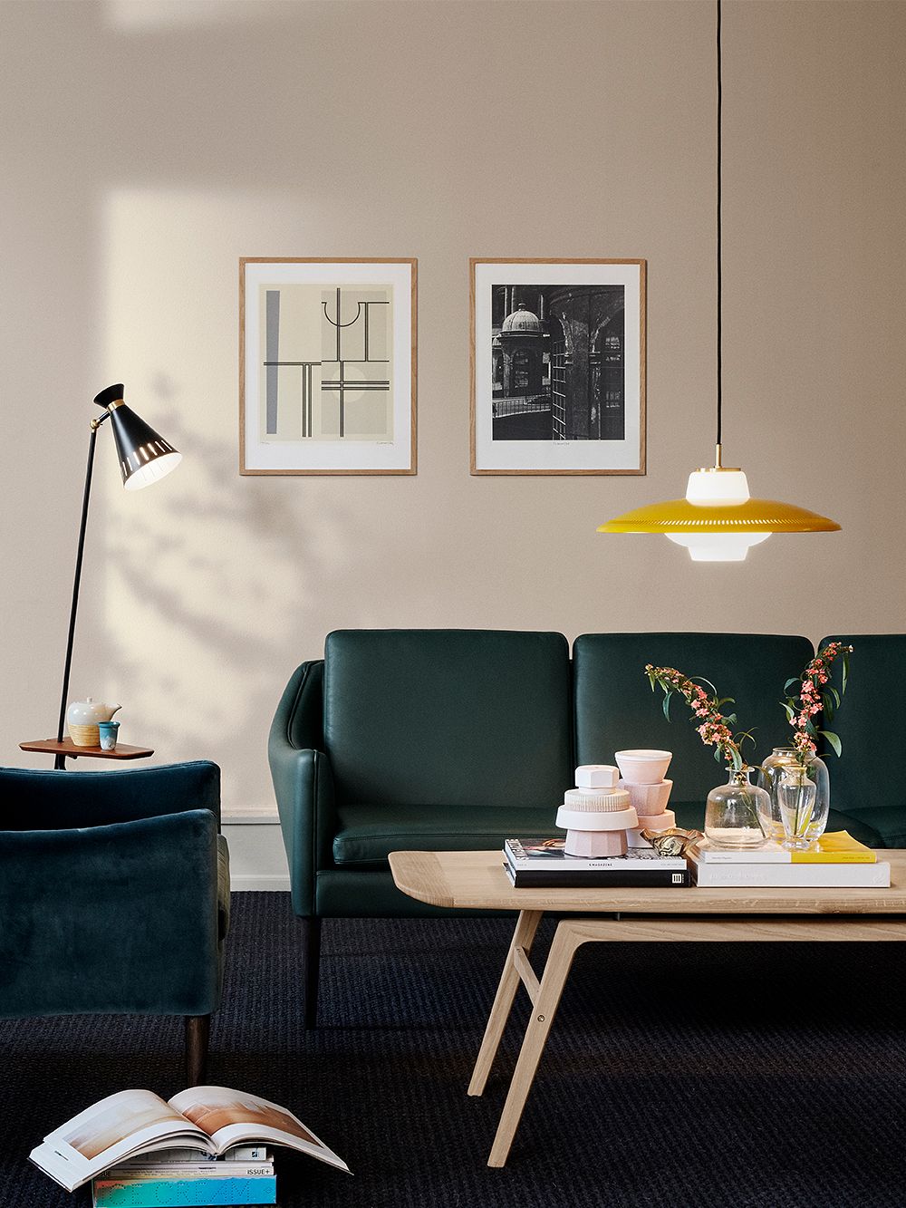 Kuva, jossa Warm Nordicin huonekaluja olohuoneessa.