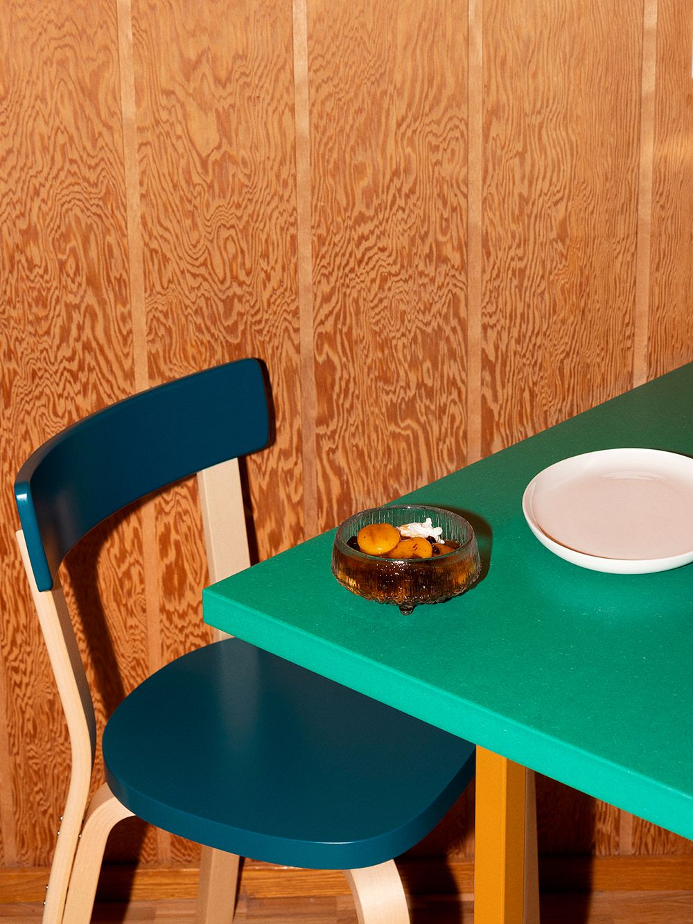 Kuva, jossa Artekin Aalto-tuoli 69 petroolin sävyssä ja Ultima Thule -kulho HAYn Colour-pöydän päällä, osana ruokailutilan sisustusta.