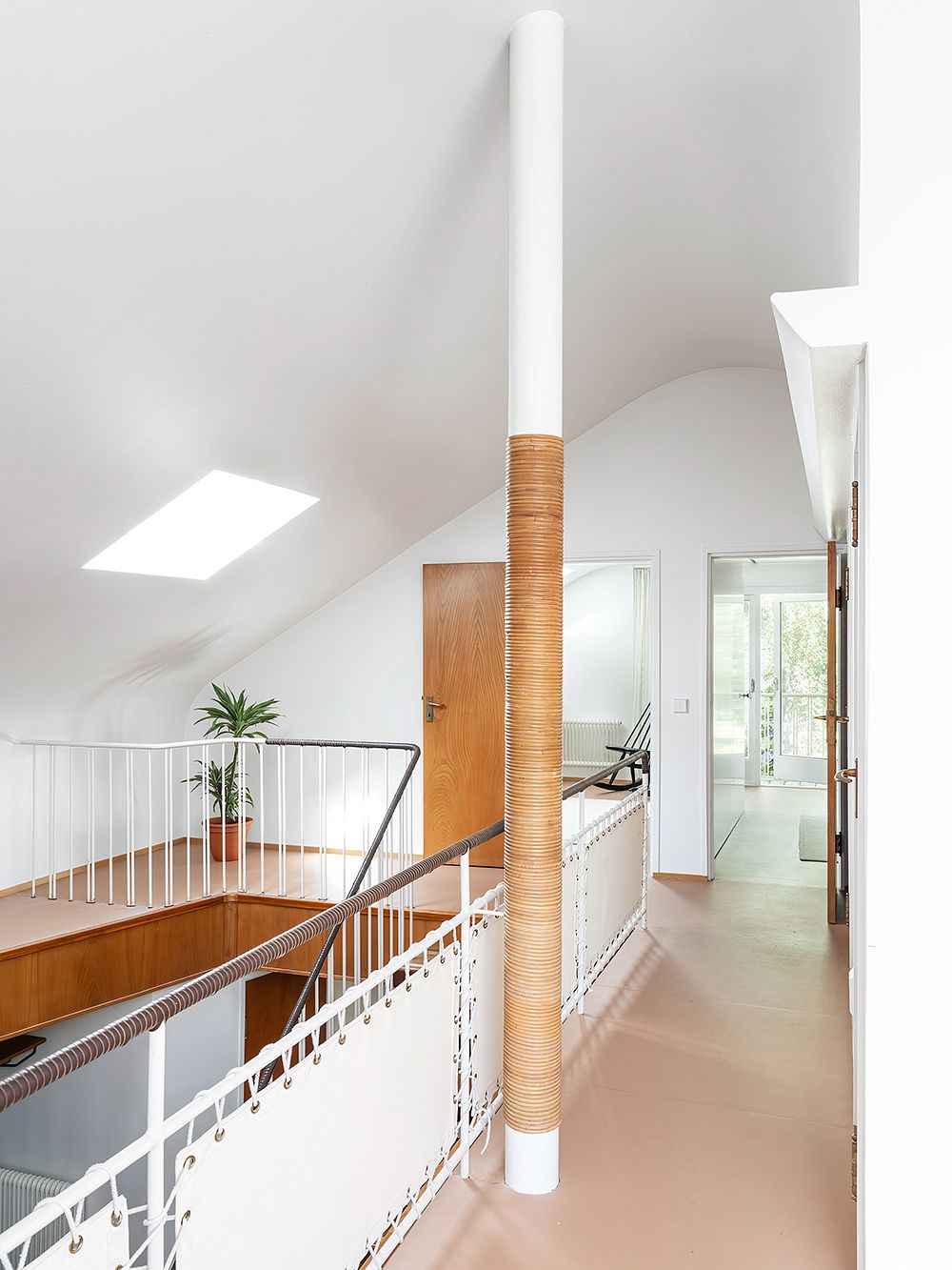 An image featuring Villa Ervi designed by architect Aarne Ervi. The photo shows the interior of the upstairs lobby.