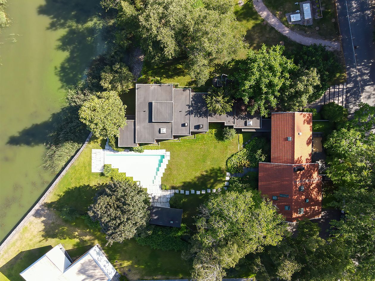 An image featuring Villa Ervi designed by architect Aarne Ervi. The photo shows the house and its garden from a bird-eye view.