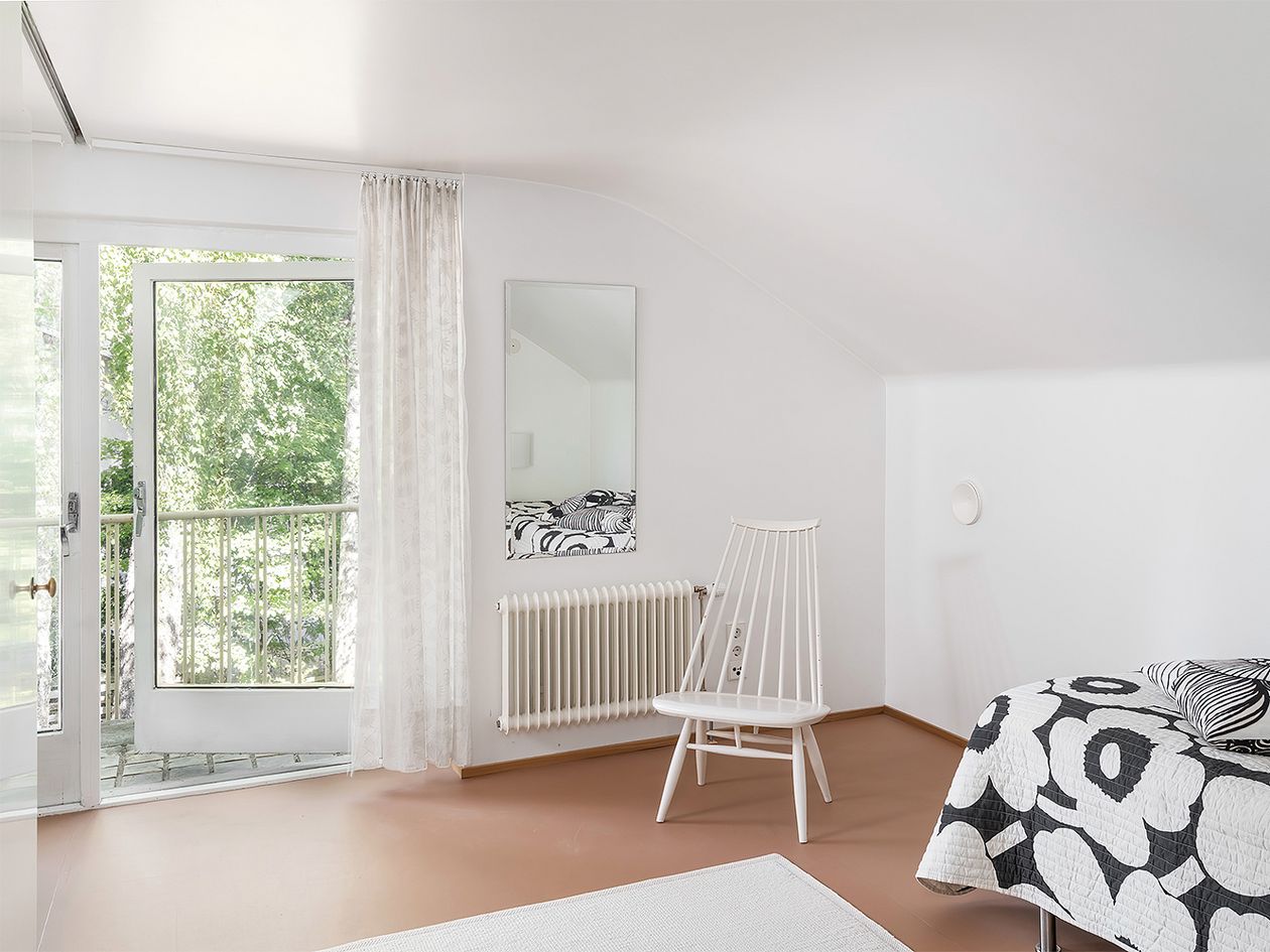 An image featuring Villa Ervi designed by architect Aarne Ervi. The photo shows the interior of the upstairs bedroom.