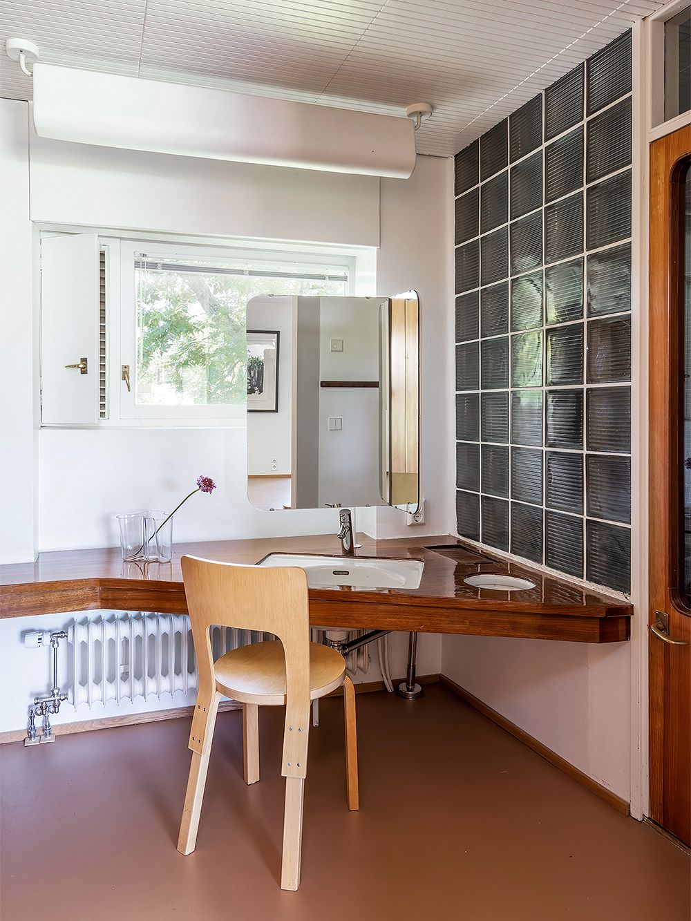 Kuva, jossa arkkitehti Aarne Ervin suunnittelema Villa Ervi. Kuvassa näkyy kylpyhuoneen sisustus.