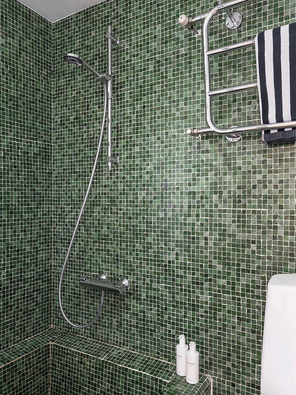 Kuva, jossa arkkitehti Aarne Ervin suunnittelema Villa Ervi. Kuvassa näkyy kylpyhuoneen sisustus.
