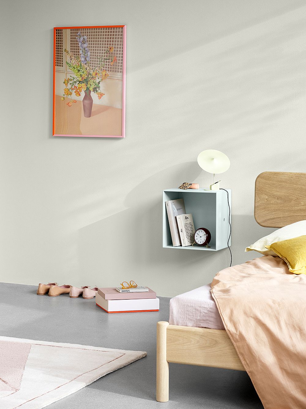 Kuva, jossa Montana Furnituren Montana Mini -moduuli yöpöytänä, osana makuuhuoneen sisustusta.