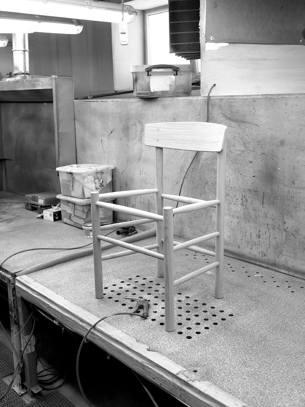 Mustavalkoinen kuva J39-tuolin valmistamisesta