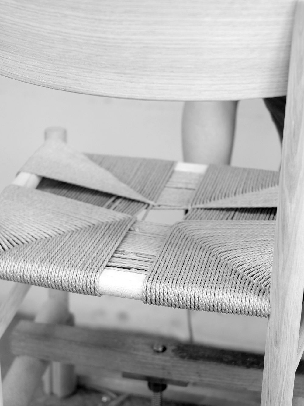 Mustavalkoinen lähikuva J39-tuolin saraheinästä valmistetusta istuimesta
