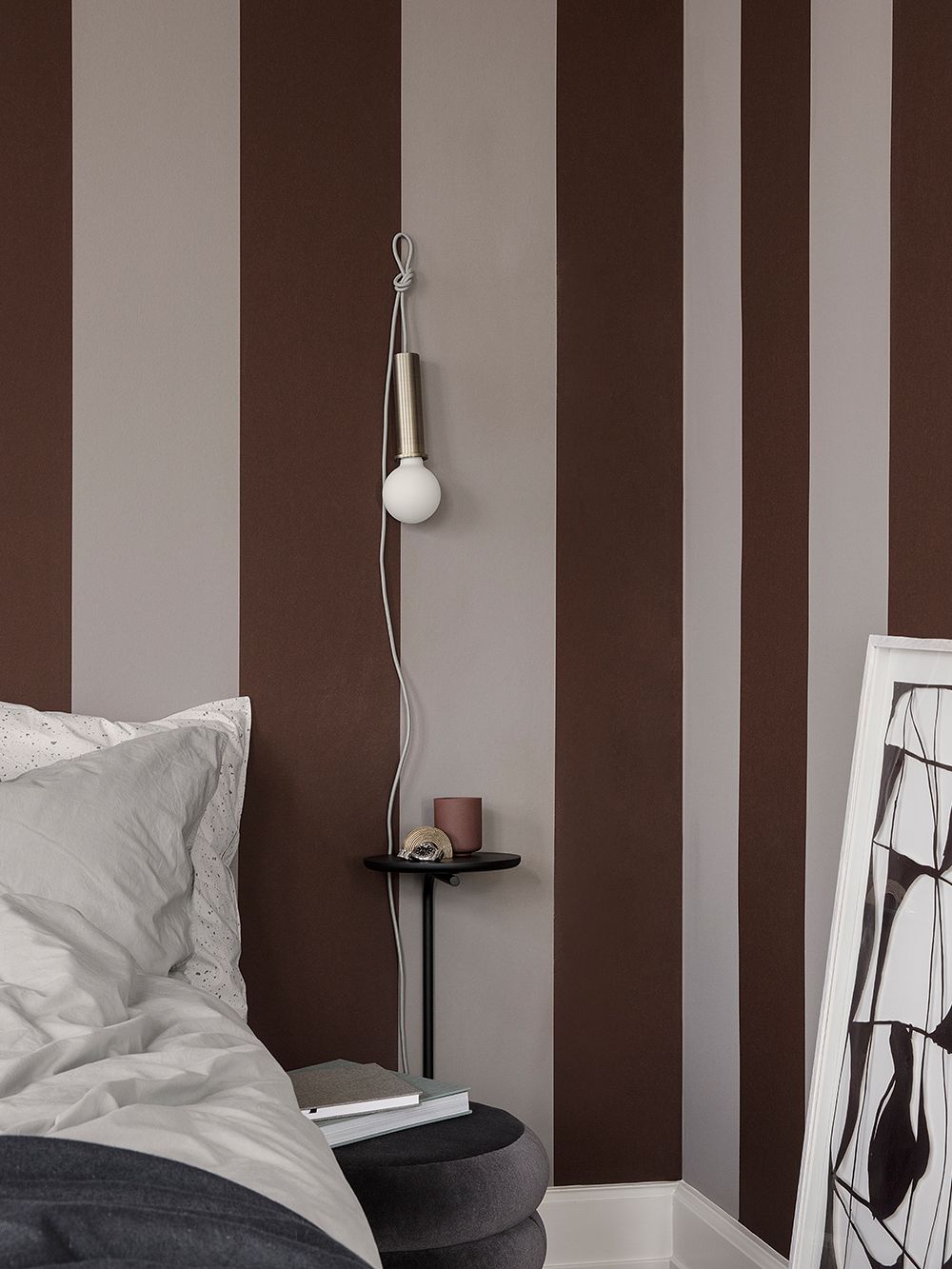 Ferm Livingin Socket Pendant -riippuvalaisin makuuhuoneessa.