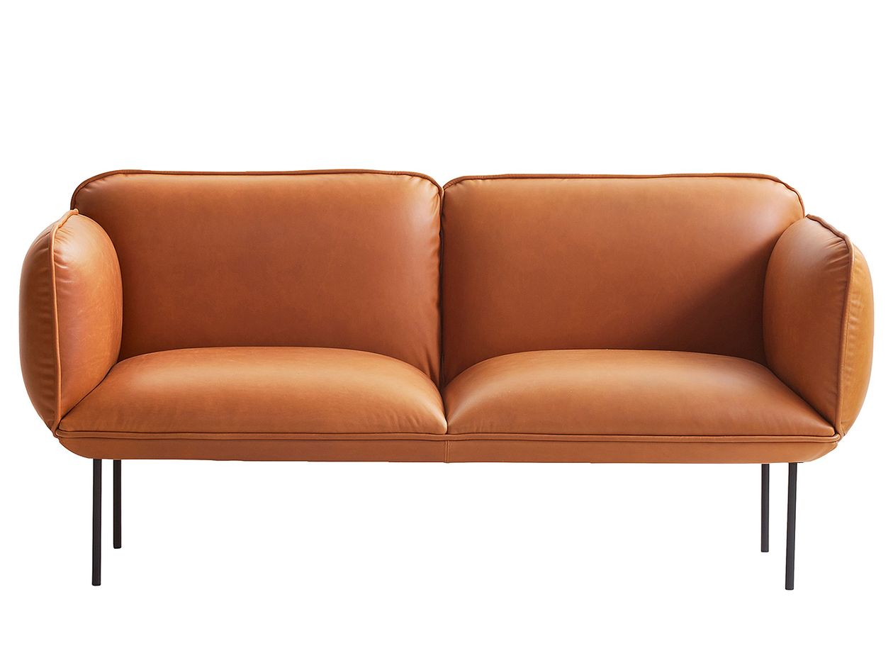 Konjakinruskea, nahkaverhoiltu kahden istuttava Nakki-sohva.