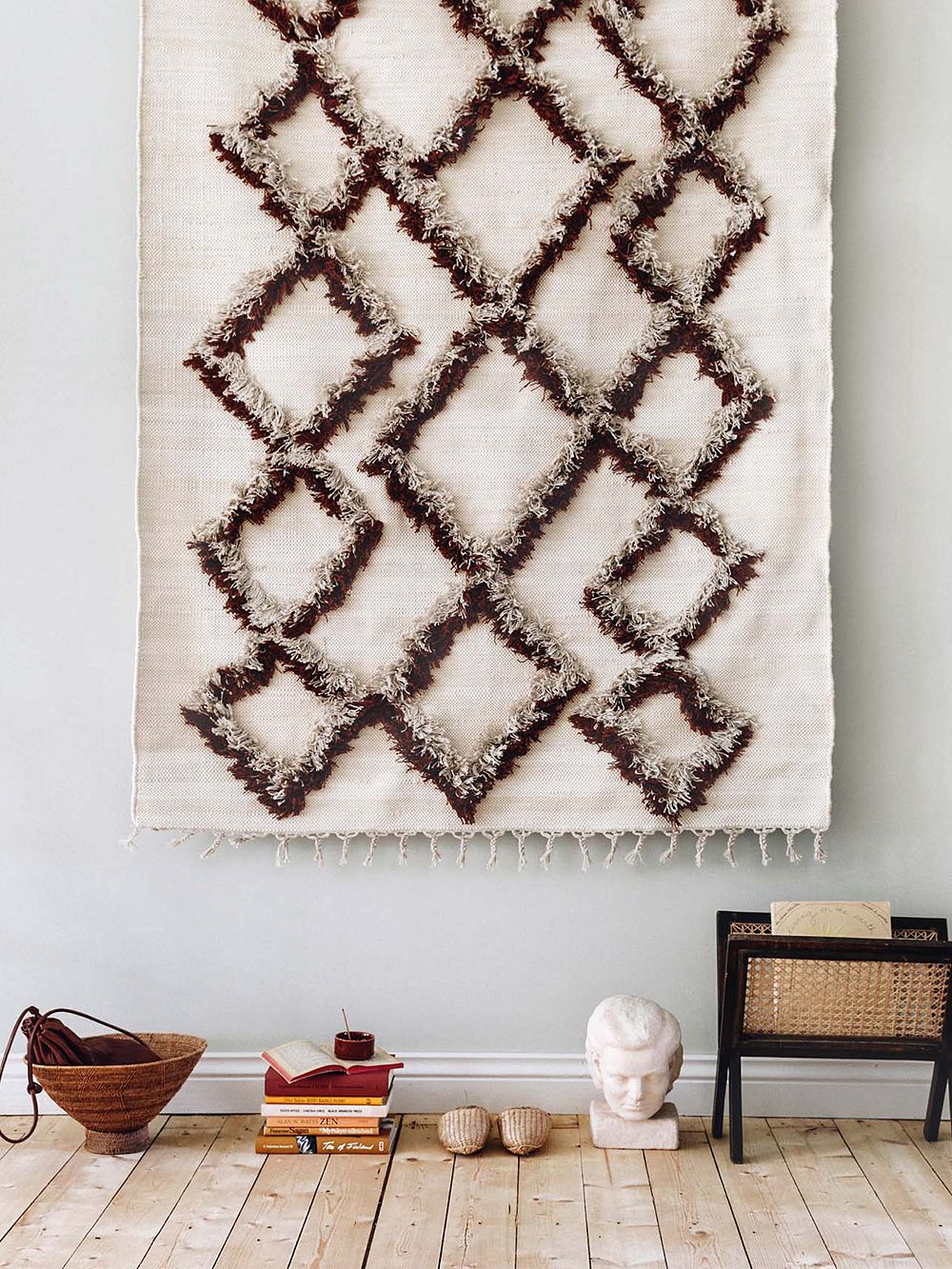 Finarte's Tie rug hung on the wall.