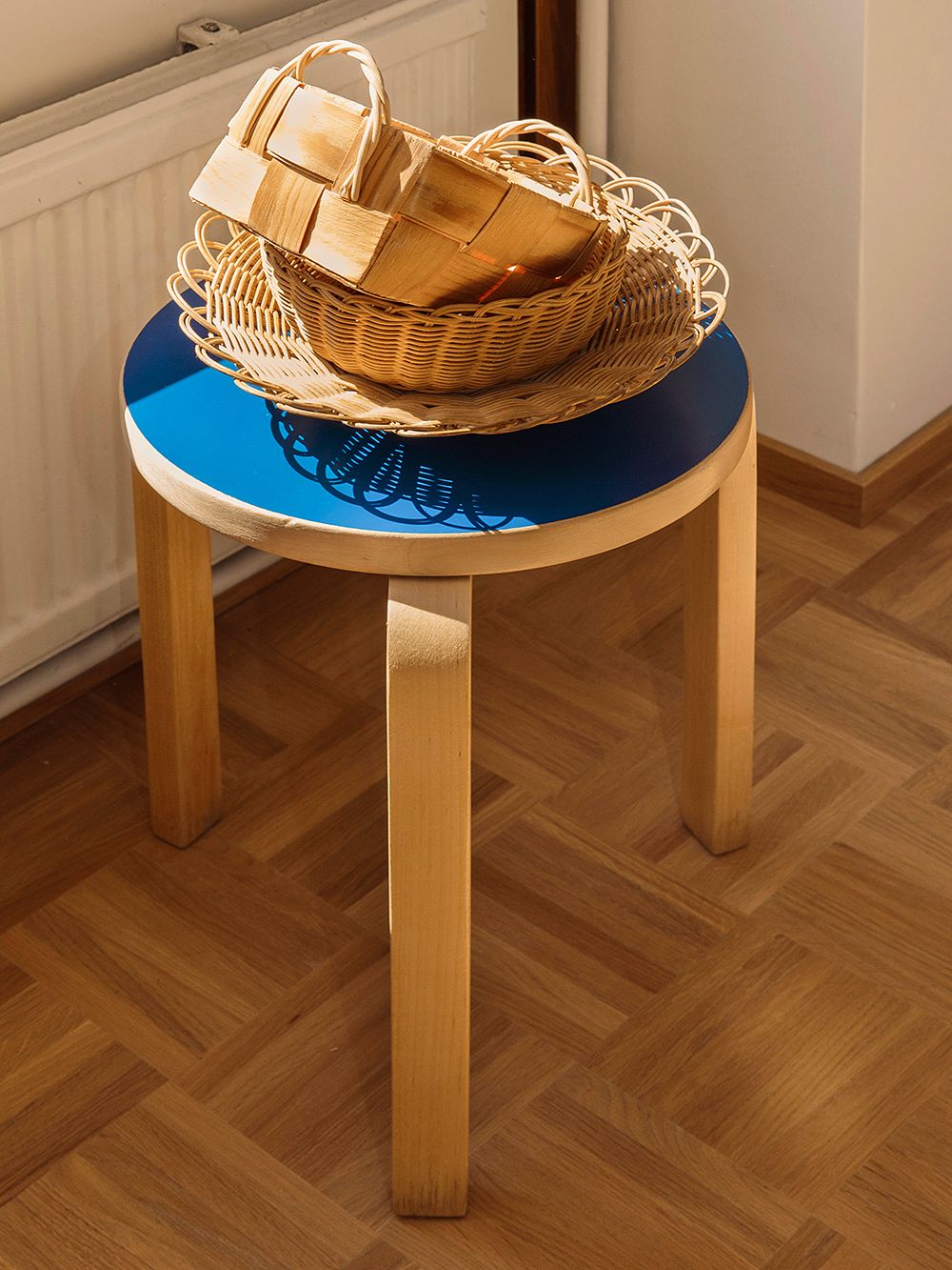 Artek Aalto jakkara 60, sininen istuin