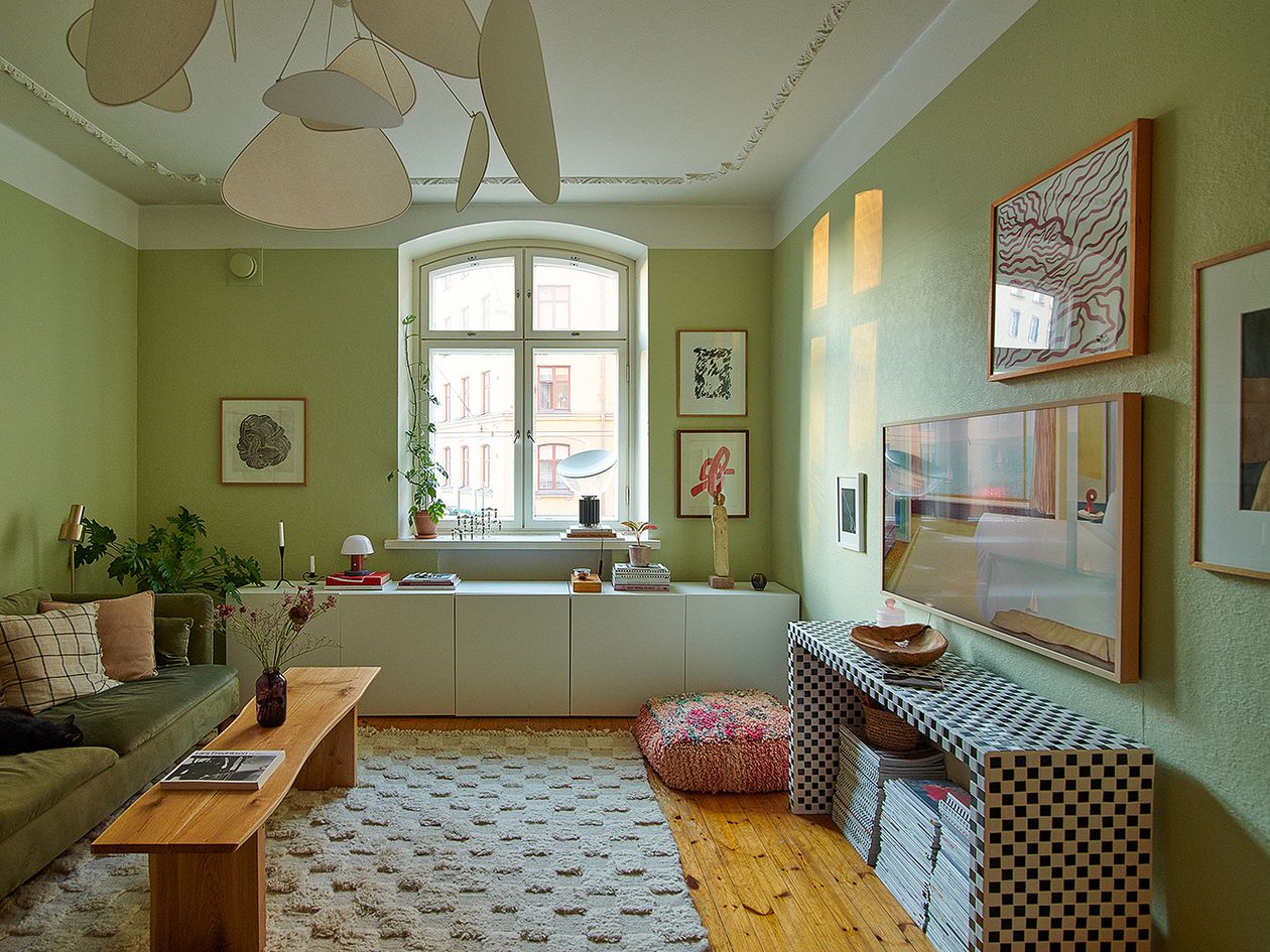 Vihreäksi maalattu olohuone