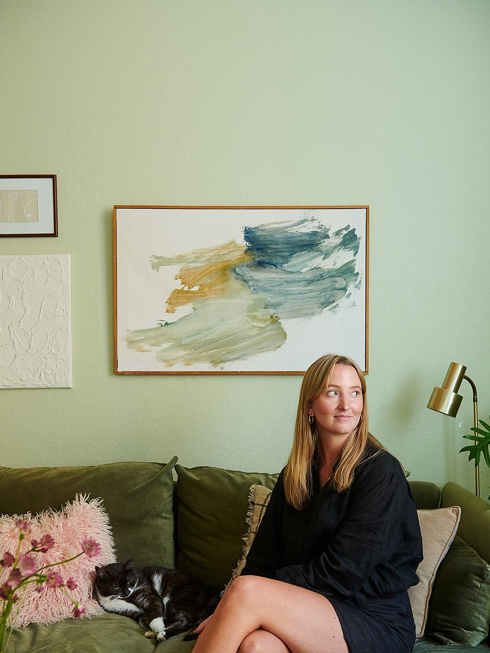 Katarina Fredrikson ja taustalla Lars Fredriksonin maalaus