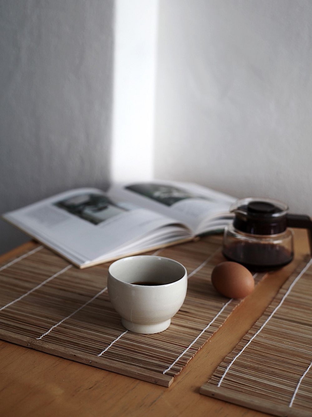 Teekuppi ja kirja pöydällä