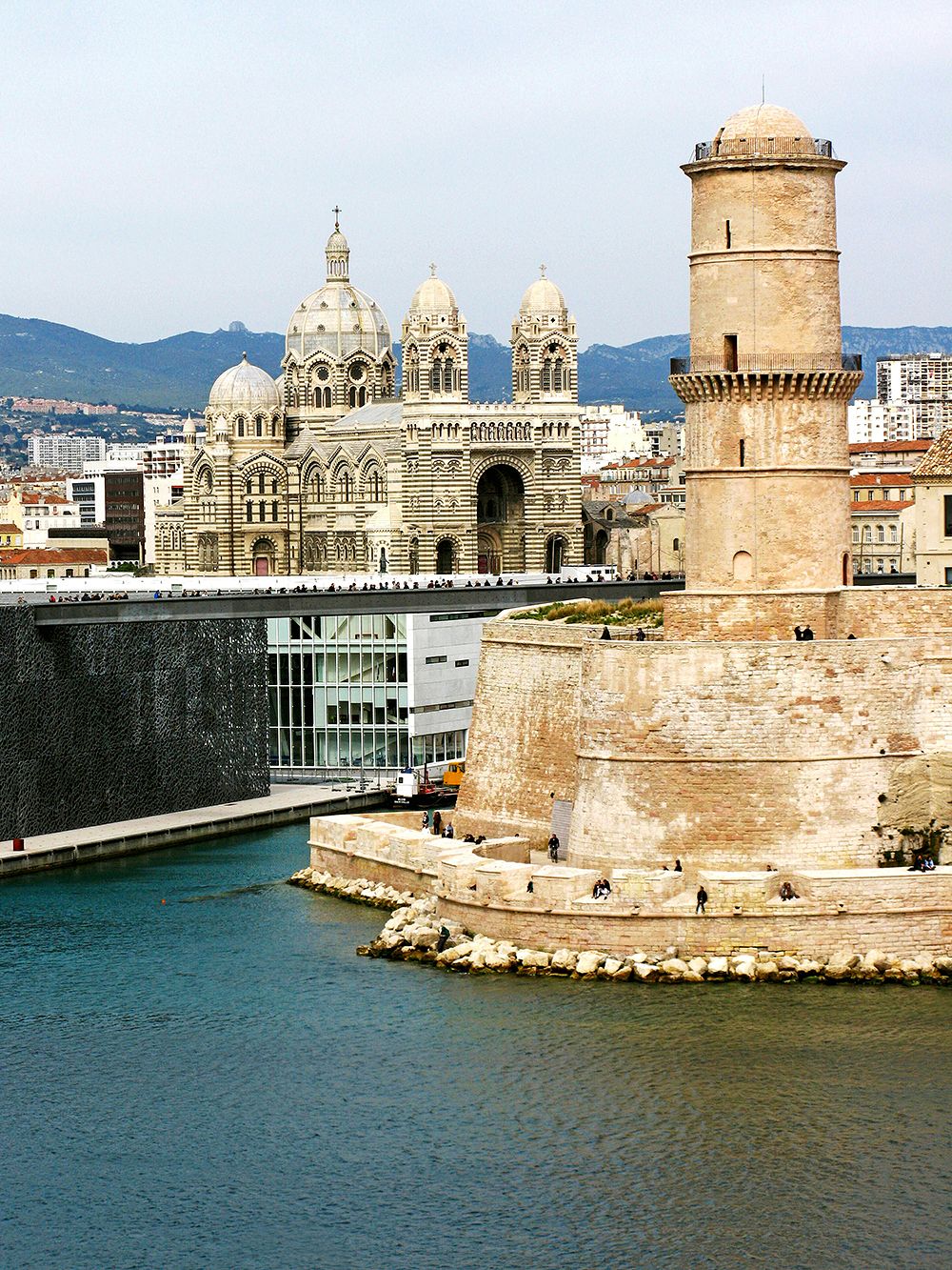 Fort Saint-Jean ja MuCEM-museo Marseillessa