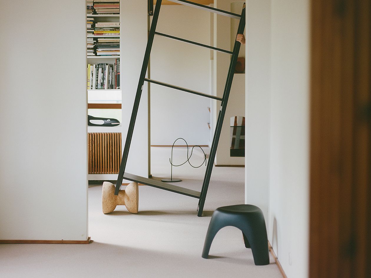 Vitra  Elephant jakkara, musta