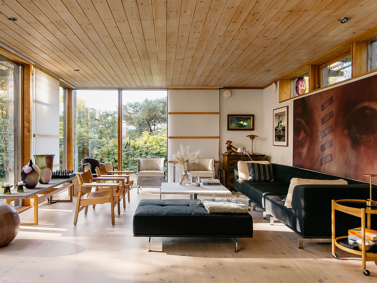 Kuva olohuoneesta, jossa tanskalaisia designklassikoita