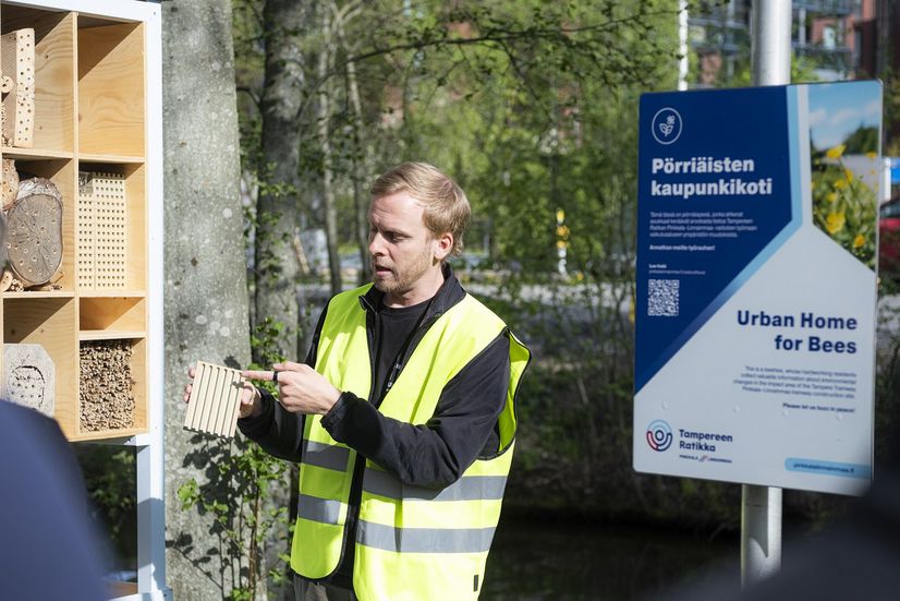 HumbleBeen Aapo Reuter esittelee mehiläishotellia. 