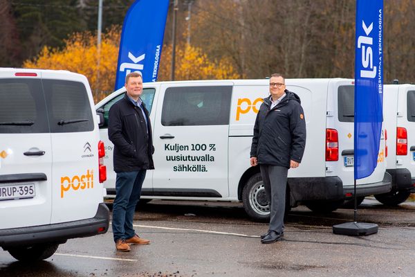 Kempowerin ja LSK Groupin toimitusjohtajat Tomi Ristimäki ja Perttu Ryynänen Postin autojen edessä. 