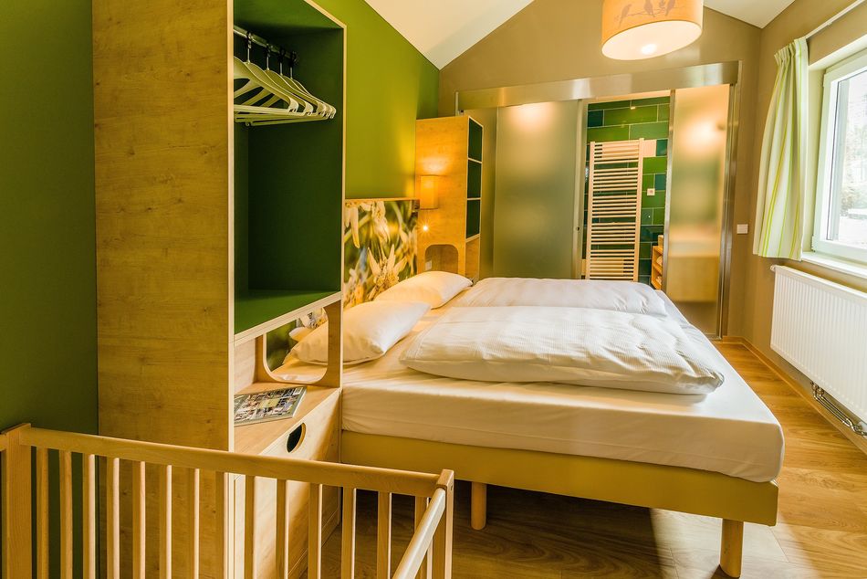 Eines der Schlafzimmer im 6-Personen-Comfort-Ferienhaus besitzt sogar ein En-suite-Bad.