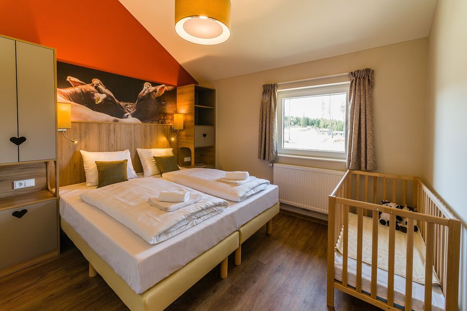 Allgäuer Flair und viel Platz: die Schlafzimmer im Premium-Ferienhaus.