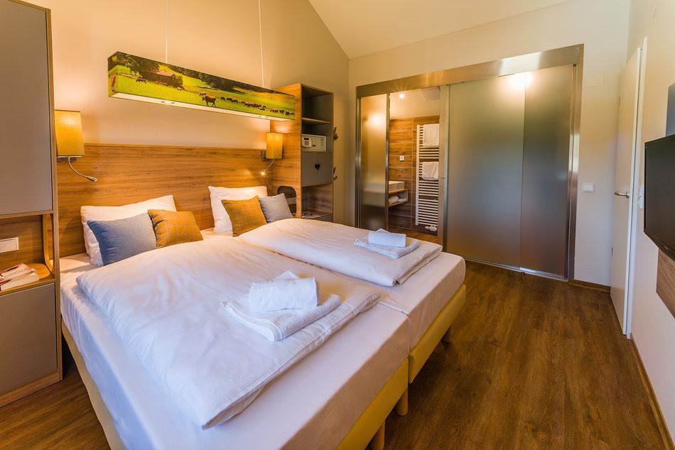 Eines der Schlafzimmer in den 6- und 8-Personen-Premium-Ferienhäusern besitzt ein En-Suite-Bad.