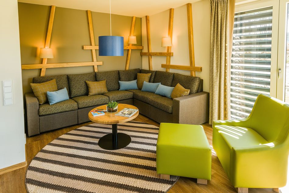 Stilvoll und heimilig: der Wohnbereich im Premium-Ferienhaus.