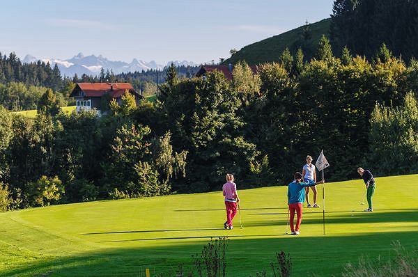 Golfen mit Alpenpanorama