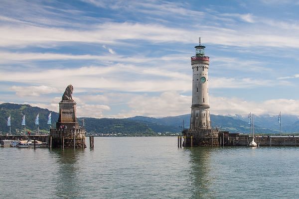 Die Hafeneinfahrt von Lindau im Bodensee