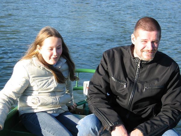 Jackie und Papa Andreas haben Spaß beim Tretbootfahren