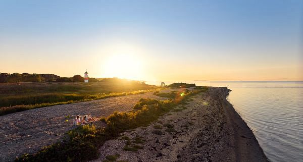 Der malerische Strand mit Leuchtturm unweit des Parks