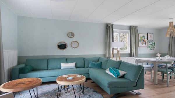 Het woongedeelte van een vernieuwde premium cottage