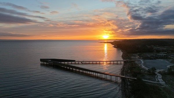Der malerische Pier im Resort