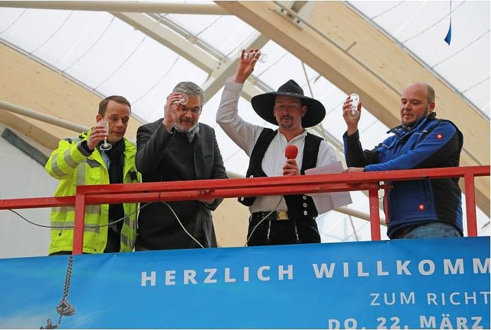 Bild (v.l.n.r.): Dim Hemeltjen (Bauleiter), Frank Daemen (Managing Director Center Parcs Germany), Harald Steiner (Firma Hebel & Kutter) und Matthias Hämmerle (Firma Josef Hebel). © Simon Nill/Schwäbische Zeitung