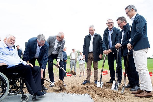 Bij de eerste steenlegging: Peter Mads Clausen, Erik Lauritzen, Per Have, Torben Bjørk Nielsen, Steffen Hansen, Bent Jensen, Olivier Garaïalde (van links naar rechts).