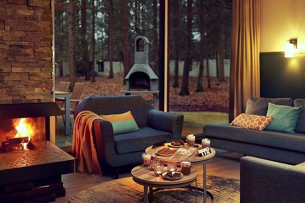 Knisterndes Kaminfeuer im Ferienhaus bei Center Parcs