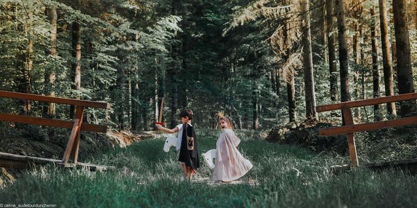 Céline au détour d'un chemin à Center Parcs