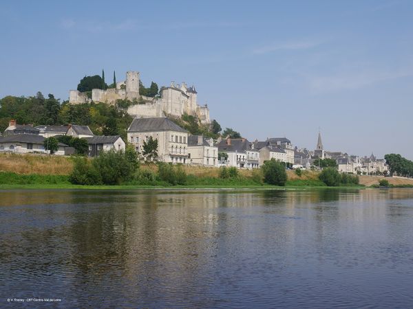 Vue depuis la Vienne sur la ville de Chinon